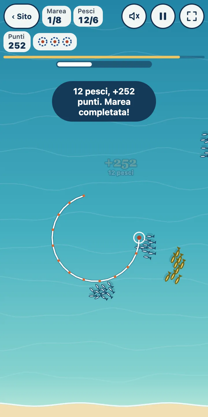 Schermata di Xávega su telefono: una rete appena calata, il messaggio «12 pesci, +252 punti» e i banchi di sardine e sugarelli che nuotano attorno.